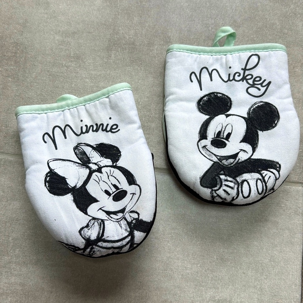 *LIKE NEW* Mickey Mouse & Minnie Mouse Set of 2 Oven Mitts- Black/White/Mint